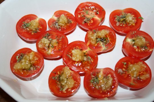 Tapas med tomat, hvidløg og kryddersalt