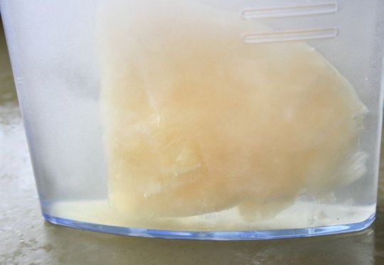 En klump hyldeblomst saft blandes med 750 ml vand